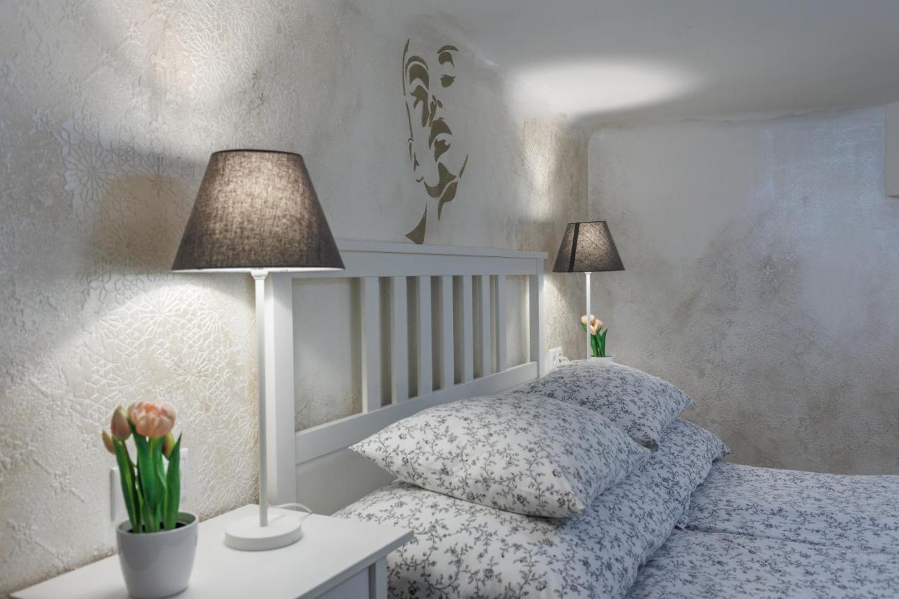 Sleek Minimalist Studio At Inner City Budapest Ngoại thất bức ảnh